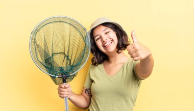 Genç İspanyol kadın gururlu, olumlu bir şekilde gülümsüyor. balıkçı ağı kavramı