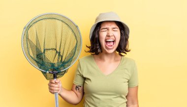 Genç İspanyol kadın agresif bir şekilde bağırıyor, çok kızgın görünüyor. balıkçı ağı kavramı