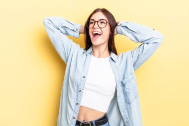 İspanyol güzel kadın gülümsüyor ve rahatlıyor, tatmin oluyor ve kaygısızca gülüyor.