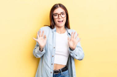 İspanyol kadın gergin, endişeli ve endişeli görünüyor, benim hatam olmadığını söylüyor, yoksa ben yapmadım.