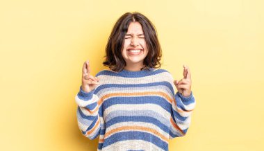 Genç ve güzel kız gergin ve umutlu, şans diliyor ve dua ediyor.