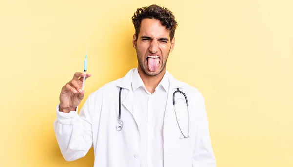 Hispánský Pohledný Muž Veselým Vzpurným Postojem Vtipem Vystrčeným Jazykem Lékař — Stock fotografie