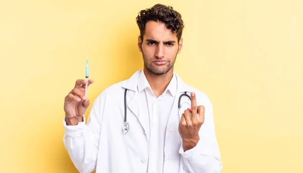 Hispânico Bonito Homem Sentindo Irritado Irritado Rebelde Agressivo Médico Conceito — Fotografia de Stock