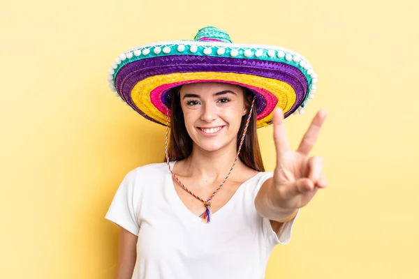 Jeune Femme Hispanique Souriant Regardant Heureux Geste Victoire Paix Chapeau — Photo