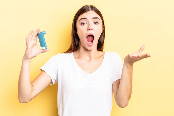 Ung Latinamerikansk Kvinna Känner Sig Extremt Chockad Och Förvånad Astma — Stockfoto