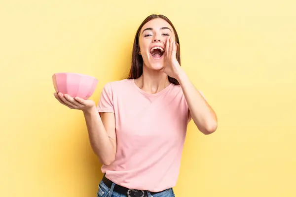 Jonge Spaanse Vrouw Voelt Zich Gelukkig Geeft Een Groot Geschreeuw — Stockfoto