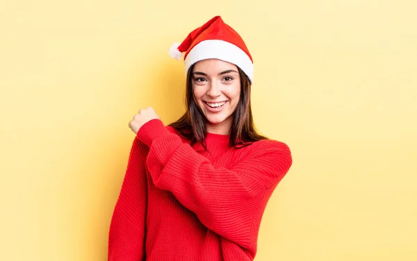 Junge Hispanische Frau Die Sich Glücklich Fühlt Und Vor Einer — Stockfoto