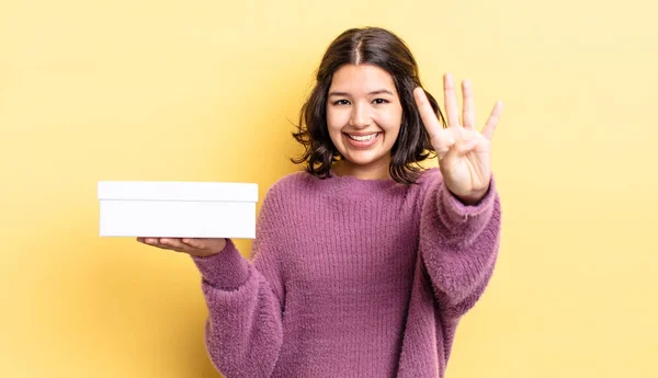 Joven Mujer Hispana Sonriendo Luciendo Amigable Mostrando Número Cuatro Concepto — Foto de Stock