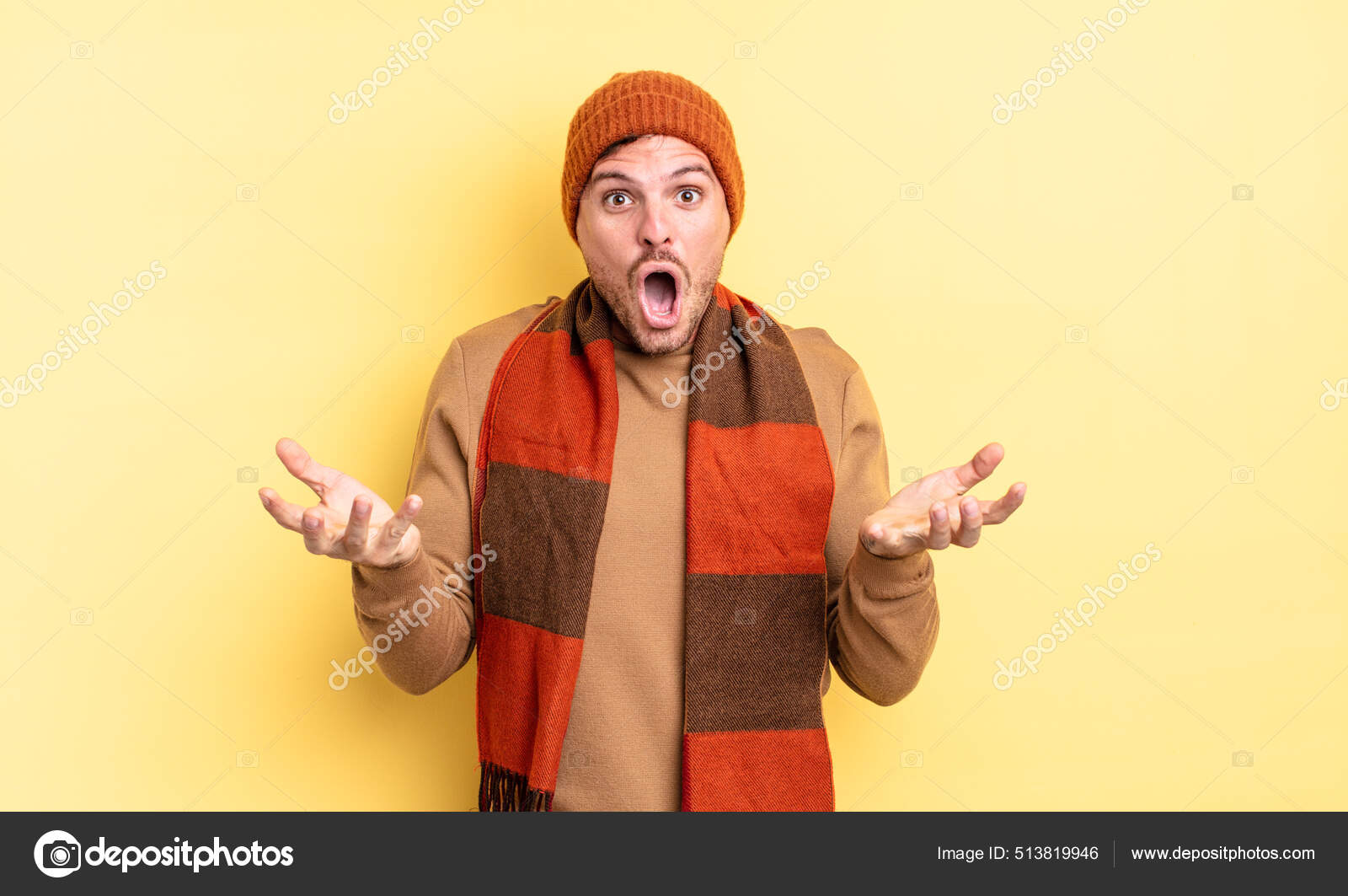 年轻英俊的他的惊慌失措的男人感到极度震惊焦虑和恐慌脸上充满了紧张和恐惧的表情——图库图片© kues #513819946