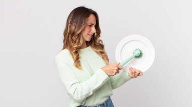 Güzel genç bayan bulaşık yıkama konsepti