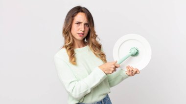 Güzel genç bayan bulaşık yıkama konsepti