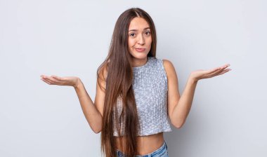 İspanyol güzel kadın şaşkın ve kafası karışık, şüpheci, farklı seçenekleri tartıyor ya da komik bir ifadeyle seçiyor.