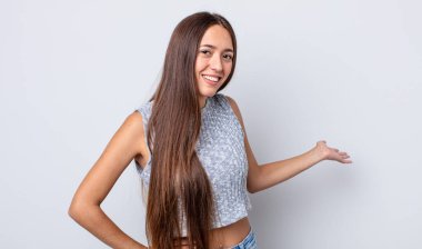 İspanyol güzel kadın kendini mutlu ve neşeli hissediyor, gülümsüyor ve seni hoş karşılıyor, dostça bir jestle içeri davet ediyor.