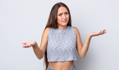 İspanyol güzel kadın şaşkın, şaşkın ve stresli görünüyor, farklı seçenekler arasında merak ediyor, kararsız hissediyor