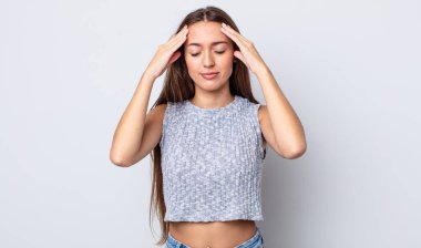 İspanyol güzel kadın konsantre, düşünceli ve ilham verici, beyin fırtınası yapıyor ve hayal ediyor.