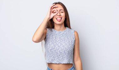 İspanyol güzel kadın mutlu bir şekilde gülümsüyor, şaka yapıyor ve gözetleme deliğinden bakıyor, sırları gözetliyor.