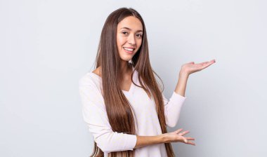 İspanyol güzel kadın gururla ve güvenle gülümsüyor, mutlu ve tatmin olmuş hissediyor ve fotokopi alanında bir konsept gösteriyor.