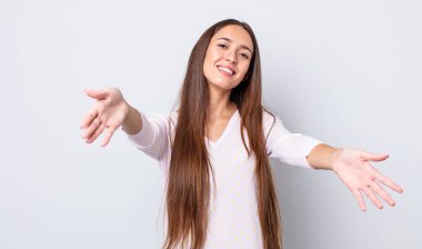 İspanyol güzel kadın neşeyle gülümsüyor sıcak, dostça, sevgi dolu bir kucak veriyor, mutlu ve sevimli hissediyor.