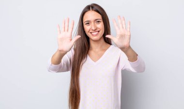 İspanyol güzel kadın gülümsüyor ve arkadaş canlısı görünüyor, onuncu ya da onuncu numarayı gösteriyor, eli önde, geriye doğru sayıyor.