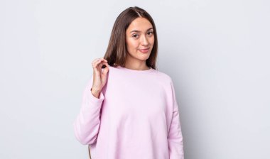 İspanyol güzel kadın kibirli, başarılı, pozitif ve gururlu görünüyor, kendini gösteriyor.