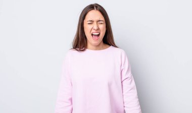 İspanyol güzel kadın agresif bir şekilde bağırıyor, çok kızgın, hayal kırıklığına uğramış, öfkeli ya da sinirli görünüyor, hayır