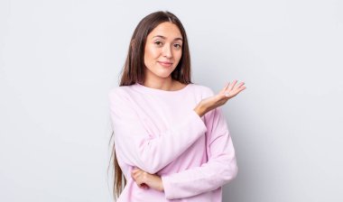 İspanyol güzel kadın, kafası karışık ve bilgisiz, şüpheli bir açıklama ya da düşünceyi merak ediyor.