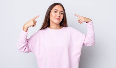 İspanyol asıllı, kötü tavırlı, gururlu ve agresif görünen, yukarıyı gösteren ya da ellerinle alay eden güzel bir kadın.