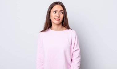 İspanyol güzel kadın merak ediyor, mutlu düşünceler ve fikirler düşünüyor, hayal kuruyor, kenarda yer arıyor.