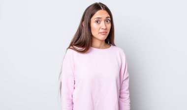 Şapşal, çılgın, şaşırmış, yanakları şişen, doldurulmuş, şişman ve yemek dolu İspanyol bir kadın.