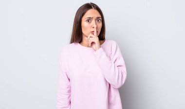 İspanyol güzel kadın sessizlik ve sessizlik istiyor, parmaklarıyla ağzının önünde işaret ediyor, 