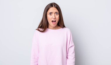 İspanyol güzel kadın korkmuş ve şok olmuş hissediyor, ağzı açık şaşkınlık içinde.