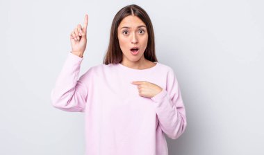 Hispanik güzel kadın gururlu ve şaşırmış hissediyor, kendine güvenen, başarılı bir numara gibi hisseden