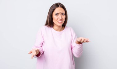 Hispanik güzel bir kadın bilgisiz ve kafası karışık, hangi seçeneği seçeceğinden emin değil, merak ediyor.