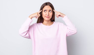 İspanyol güzel kadın konsantre olmuş ve bir fikir üzerinde kafa yoruyor, bir soruna ya da soruna bir çözüm hayal ediyor.