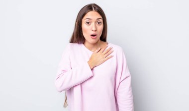 İspanyol güzel kadın şaşkın ve şaşırmış hissediyor, gülümsüyor, el ele tutuşuyor, mutlu ya da minnettarlık gösteriyor.