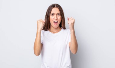 İspanyol asıllı güzel bir kadın öfkeli bir ifadeyle saldırganca bağırıyor ya da yumruklarıyla başarıyı kutluyor.