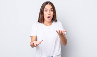 İspanyol güzel bir kadın son derece şaşırmış, şaşırmış, endişeli ve paniklemiş, stresli ve dehşete kapılmış bir bakışla