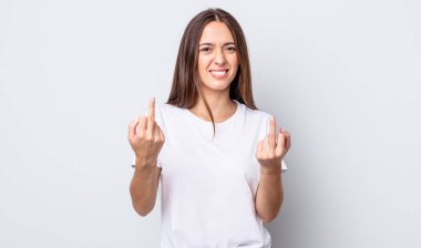 İspanyol güzel kadın kışkırtıcı, agresif ve müstehcen hissediyor. İsyankar bir tavırla orta parmağını hareket ettiriyor.