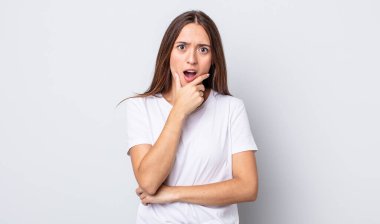 İspanyol asıllı, ağzı ve gözleri açık, eli çenesinde olan, hoş olmayan bir şok geçiren, ne ya da vay canına diyen güzel kadın.