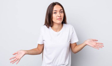 İspanyol güzel kadın şaşkın ve şaşkın hissediyor, doğru cevap veya karardan emin değil, bir seçim yapmaya çalışıyor.