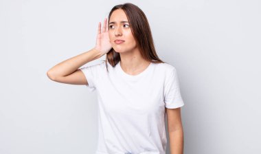 İspanyol güzel kadın ciddi ve meraklı görünüyor, dinliyor, gizli bir konuşma veya dedikodu duymaya çalışıyor, kulak misafiri oluyor.