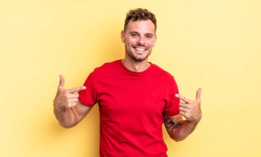 Genç, yakışıklı, kibirli, mutlu, şaşırmış ve tatmin olmuş görünen, kendini gösteren, kendini kazanan gibi hisseden İspanyol bir adam.