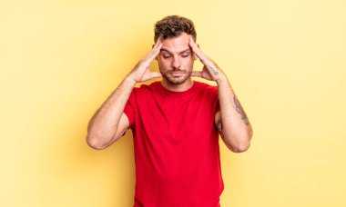 Genç, yakışıklı İspanyol adam konsantre, düşünceli ve ilham verici görünüyor, beyin fırtınası yapıyor ve hayal kuruyor.