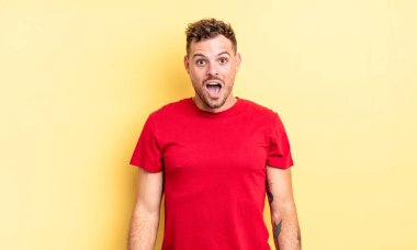 Genç, yakışıklı İspanyol adam şok olmuş ya da şaşırmış görünüyor, ağzı açık bir şekilde 