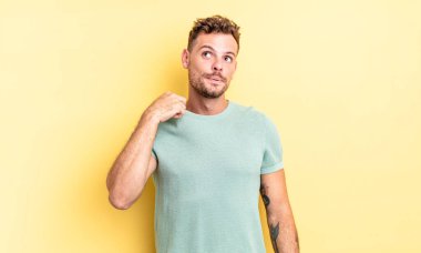 Genç, yakışıklı İspanyol bir adam stresli, endişeli, yorgun ve hayal kırıklığına uğramış, gömleğini çekiştirmiş, sorunlardan bıkmış görünüyor.