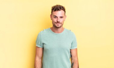 Genç, yakışıklı, kendine güvenen, havalı, küstah, güler yüzlü, başarılı hisseden bir İspanyol.