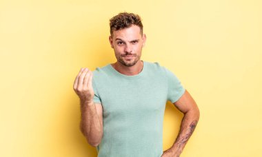 Genç, yakışıklı İspanyol adam kapiş ya da para hareketi yaparak sana borçlarını ödemeni söylüyor.!