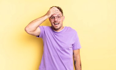 Genç, yakışıklı İspanyol bir adam unutulmuş bir mühlet yüzünden panikliyor, stresli hissediyor, bir pisliği örtbas etmek zorunda kalıyor ya da hata yapıyor.