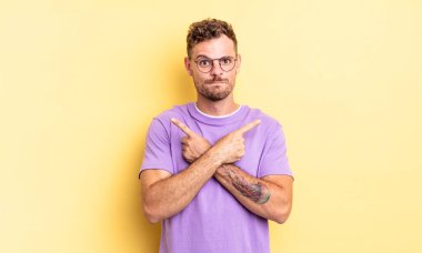 Genç, yakışıklı, kafası karışmış, güvensiz ve zıt yönlere şüpheyle bakan İspanyol bir adam.