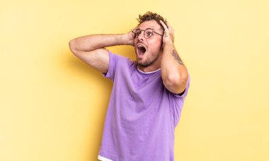 Genç, yakışıklı, ağzı açık bir İspanyol adam korkunç bir hata yüzünden dehşete düşmüş ve şok olmuş görünüyor.